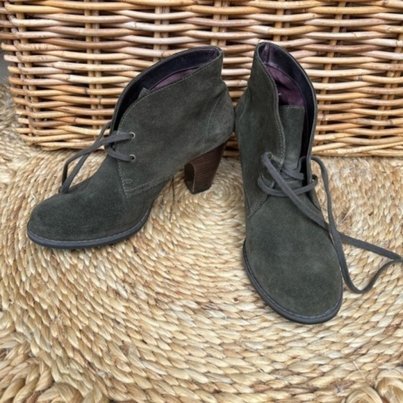 Indigo By Clarks Green/Gray Heels Booties. - Picture 4 of 6